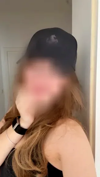 Sandra, 23